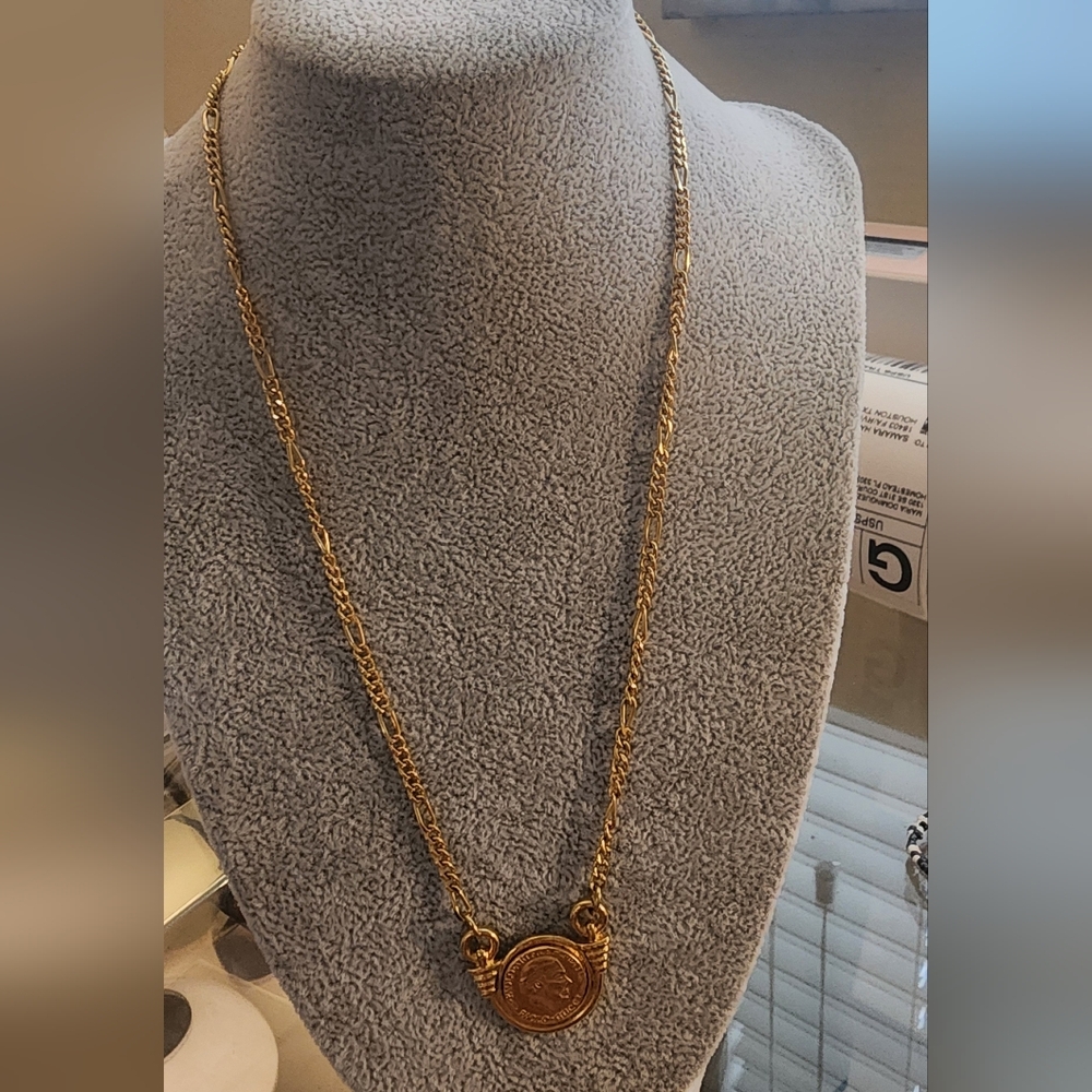 Paolo Gucci Elegant Gold Tone Pendant Necklace,‎ 10".